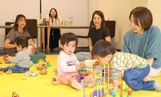 子どもを見守りながら、会話を楽しむ親とスタッフたち＝神戸市垂水区小束山手２、ブランチ神戸学園都市