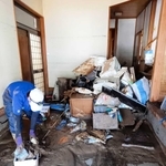 豪雨で泥が入った民家。泥出しや家財道具の搬出に多くの人手が必要だ＝９月２３日、石川県輪島市（被災地ＮＧＯ恊働センター提供）