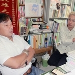 能登半島の豪雨被災地の支援を考える吉椿雅道さん（左）と山村太一さん＝神戸市兵庫区中道通２