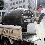 にしむら珈琲店中山手本店前に運ばれてきた宮水＝神戸市中央区中山手通１