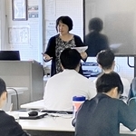 生徒らに熱のこもった授業をした原発賠償関西訴訟の原告団代表の森松明希子さん＝舞子高校