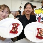 コウベポートタワッフル（コポタワ）を試作した学生たち＝神戸市中央区小野浜町１
