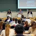 大学と地域との連携の在り方について意見を交わすパネリストたち＝神戸松蔭女子学院大学