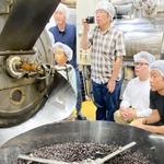 ブラジル産コーヒー豆の炭火焙煎を見学する参加者たち＝中央区港島南町４