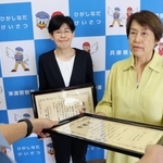 特殊詐欺被害を未然に防いだとして感謝状を受け取った大麻尚子さん（右）と今井奈津美さん＝東灘署