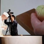 練り切りを作る「芦屋柳月堂玉川」の安達文輝さん＝中央区新港町