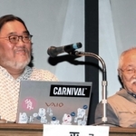 フィンランドのデザインについて語る石本藤雄さん（右）と平井千里馬さん＝神戸ファッション美術館