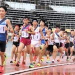 号砲を合図に勢いよくスタートする男子１区の選手たち＝三木総合防災公園陸上競技場