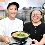 「みそラーメン　さつき」を復活させる渡部正之さん（左）と店長の瀬戸貴正さん＝兵庫区門口町