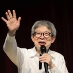 育英高校の創立１２５周年式典で講演する劇作家の平田オリザさん＝神戸市長田区