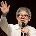 育英高校の創立１２５周年式典で講演する劇作家の平田オリザさん＝神戸市長田区
