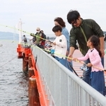 釣りを楽しむ家族連れら＝須磨海づり公園