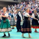 来場者にフォークダンスを披露するグループ＝神戸市北区しあわせの村