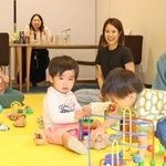 子どもを見守りながら、会話を楽しむ親とスタッフたち＝神戸市垂水区小束山手２、ブランチ神戸学園都市