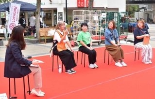 家庭だけではない居場所の大切さを語る母親ら。名倉あかり記者（左端）も司会として参加した＝須磨区中落合２