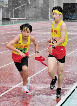男子・平野５区和田吉平選手（左）にたすきをつなぐ４区今藤雅陽選手＝三木総合防災公園