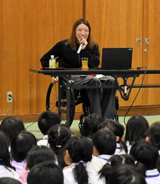 母校・花谷小学校で後輩たちに向けて講演する倉橋香衣選手＝神戸市須磨区東落合１