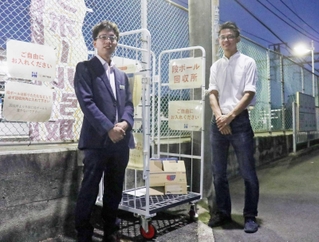 駅の空きスペースに設けられた段ボール回収所を見回る神戸電鉄社員の能崎貴史さん（左）とソーシャルブリッジの宋浩典社長
