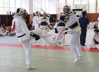 制圧の部で激しい攻防を繰り広げる海上保安官ら＝王子スポーツセンター