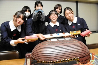 ワールド記念ホール４０周年記念事業として販売する特製チョコレートを発案した松蔭中・高校美術部員ら。手前はホールで行うアート作品のイメージ模型＝神戸市役所