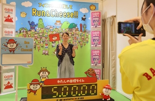 大会スポンサーによる体験コーナーや撮影スポットもある神戸マラソンＥＸＰＯ会場＝２０２３年１１月、神戸・ポートアイランド