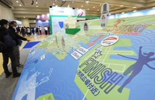 マラソンコースが立体的に紹介されているＥＸＰＯ会場＝２０２３年１１月、神戸・ポートアイランド