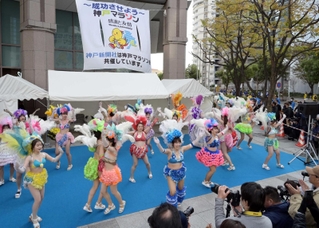 沿道を盛り上げるサンバチーム＝２０２３年１１月１９日、神戸市中央区