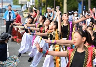 ゴールエリアで盛り上げるダンスチーム＝２０２３年１１月１９日、神戸市中央区
