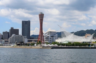 神戸ポートタワーとメリケンパーク＝神戸市中央区