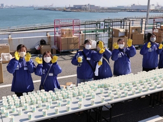 ボランティアの人たちも黄色い手袋＝神戸市中央区