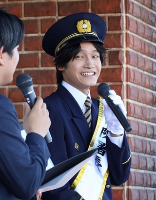 トークセッションで「子どもの頃から消防士に憧れていた」と話すＡぇ！ｇｒｏｕｐの佐野晶哉さん（右）＝兵庫区中之島２