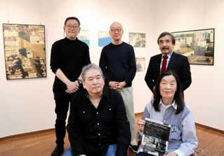 戦前の神戸の景観を３Ｄで再現した竹田眞さん（前列左）と合同作品展の参加メンバー＝こうべまちづくり会館