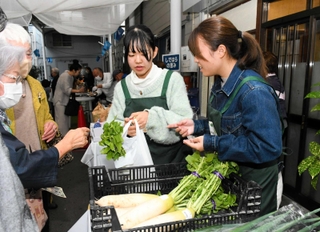 マルシェで野菜を販売する兵庫高生＝房王寺ショッピングセンター