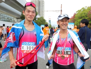 新設されたリレーランで快走し、笑顔の野寄真史さん（左）と小野浩史さん＝中央区港島中町６（撮影・辰巳直之）