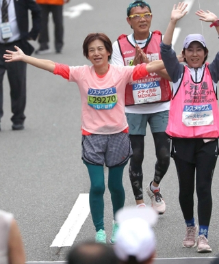 最終走者としてフィニッシュした吉川愛子さん＝中央区港島中町６（撮影・辰巳直之）