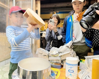 炊きたての湯気が上る釜＝灘区水道筋３