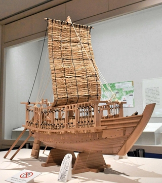 江戸時代前期に瀬戸内海で活躍した弁財船の模型＝兵庫区中之島２、県立兵庫津ミュージアム