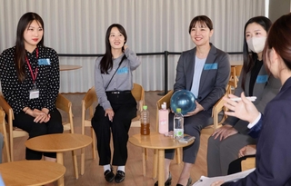 職場の悩みや働き方について話す参加者ら。名倉あかり記者（右端）も司会として参加した＝中央区加納町４