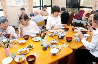 会話をしながら食事を楽しむ利用者ら＝須磨区南町１