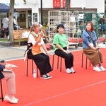 家庭だけではない居場所の大切さを語る母親ら。名倉あかり記者（左端）も司会として参加した＝須磨区中落合２