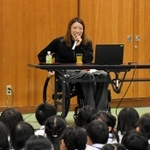 母校・花谷小学校で後輩たちに向けて講演する倉橋香衣選手＝神戸市須磨区東落合１