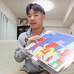 個展で展示される絵を説明する長野弘誠さん＝北区
