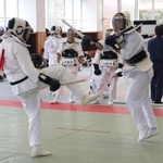 制圧の部で激しい攻防を繰り広げる海上保安官ら＝王子スポーツセンター