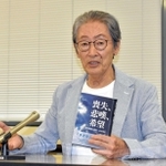 阪神・淡路大震災当時の記憶や苦難との向き合い方をつづった本を出版した堀内正美さん＝神戸市役所