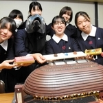 ワールド記念ホール４０周年記念事業として販売する特製チョコレートを発案した松蔭中・高校美術部員ら。手前はホールで行うアート作品のイメージ模型＝神戸市役所