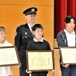 須磨署の土山公一署長（後列）から署長感謝状を受け取った（前列左から）藤原魁輝さん、天清礼聖さん、小島昊士さん＝若宮小学校