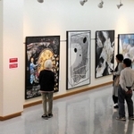 抽象から具象画まで多彩な絵画が展示された「神戸新世紀秋季展」＝灘区原田通３