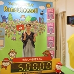 大会スポンサーによる体験コーナーや撮影スポットもある神戸マラソンＥＸＰＯ会場＝２０２３年１１月、神戸・ポートアイランド