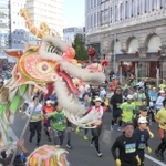 龍の舞に励まされるランナー＝２０２３年１１月１９日、神戸市中央区