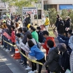 若松公園付近で声援を送る人たち＝２０２３年１１月１９日、神戸市長田区